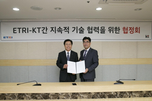 ETRI 이상훈 원장(왼쪽)과 KT 이동면 융합기술원장(오른쪽)이 27일 우면동 KT연구개발센터에서 기술협력 양해각서(MOU)를 맺고 기념사진을 촬영하고 있다.  [KT 제공=연합뉴스]